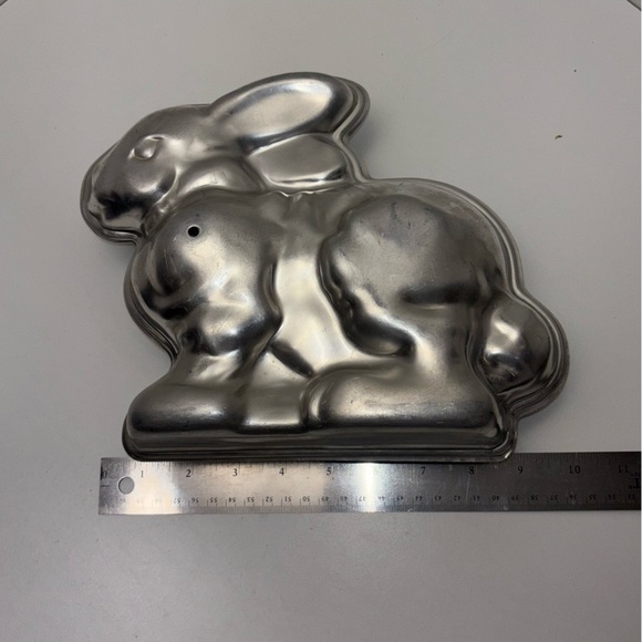 Vintage 70s NordicWare 3D bunny 2-piece aluminum cake pan - Picture 6 of 7